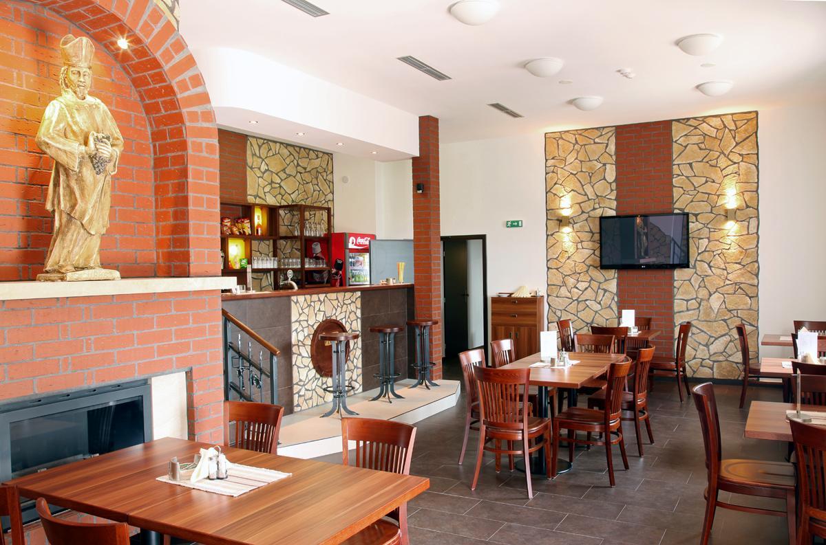 Hotel Vinopa Hustopeče Екстериор снимка