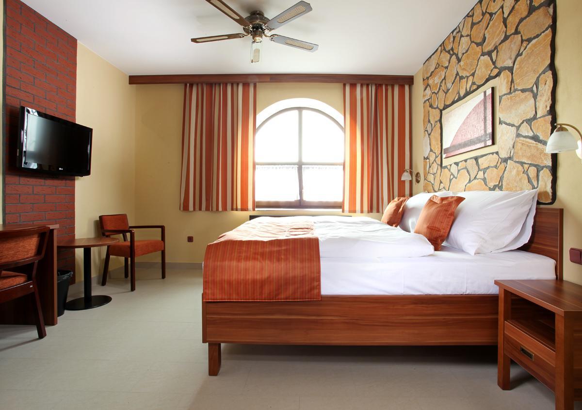 Hotel Vinopa Hustopeče Екстериор снимка