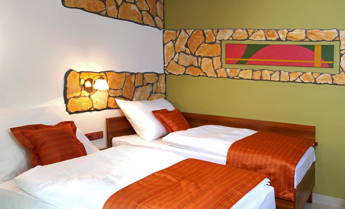 Hotel Vinopa Hustopeče Екстериор снимка